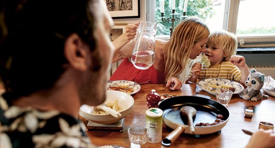 Familj äter middag.