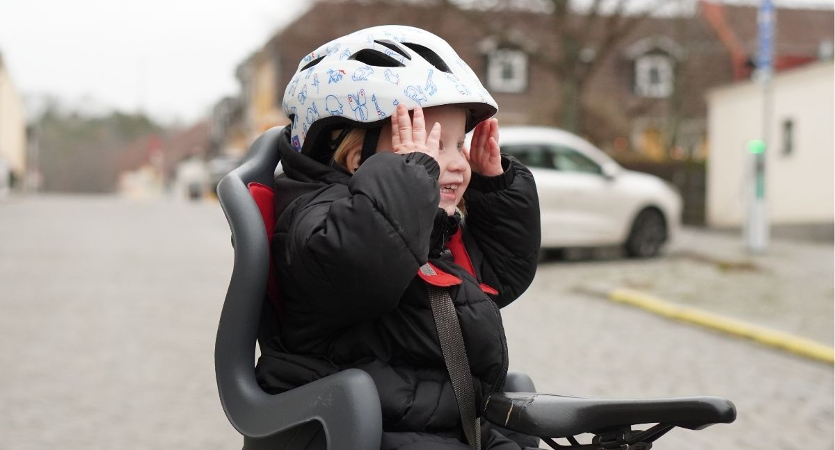 1-åring med cykelhjälm