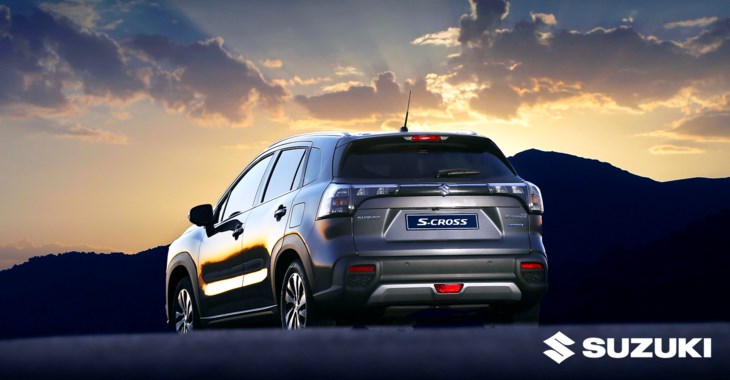 Vit bil i solnedgång.