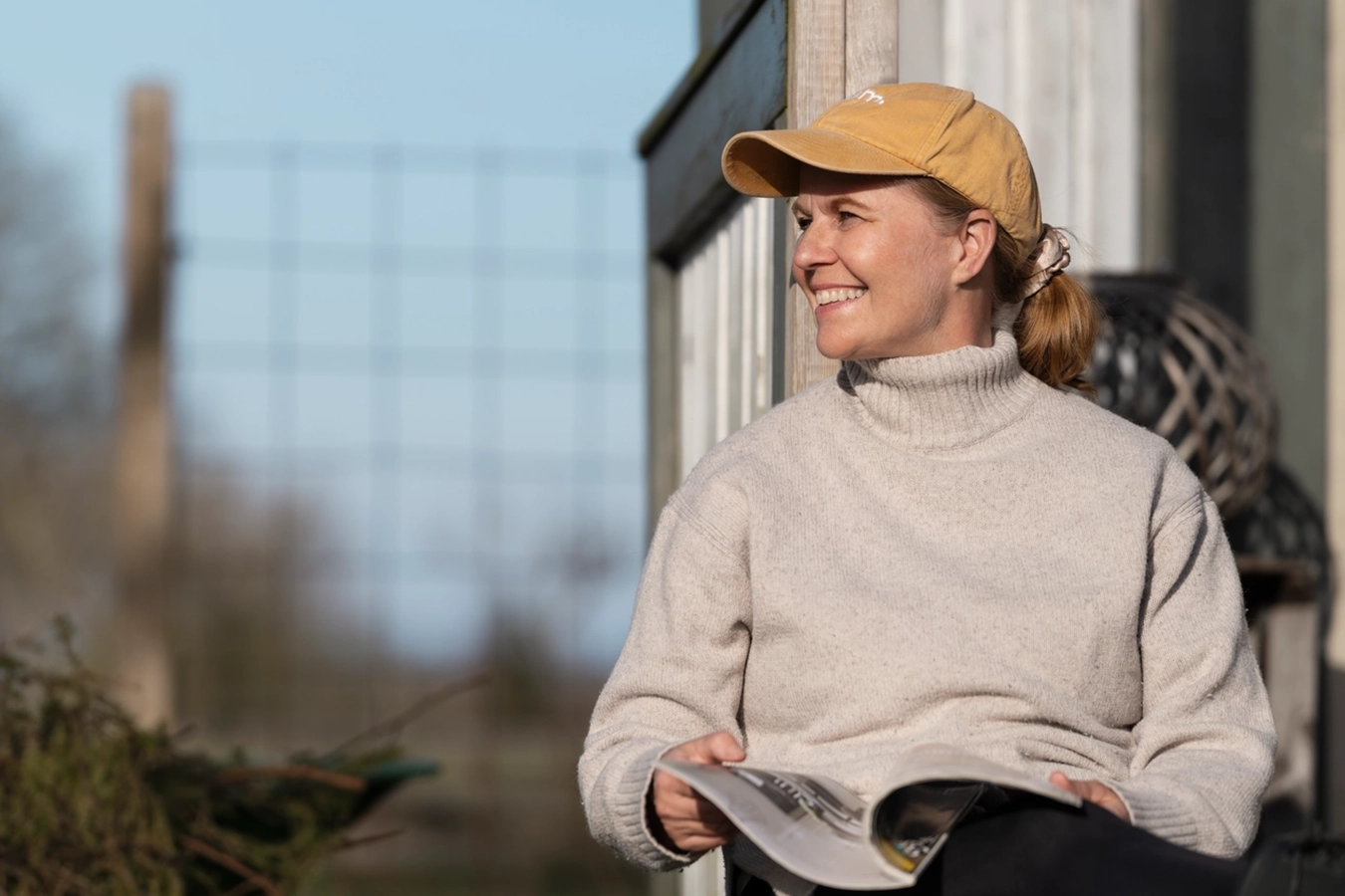 Kvina med keps i solsken.