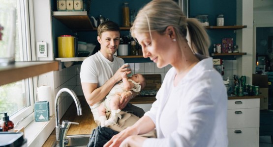 Par med bebis i köket