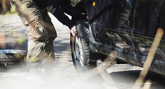 Man byter däck.