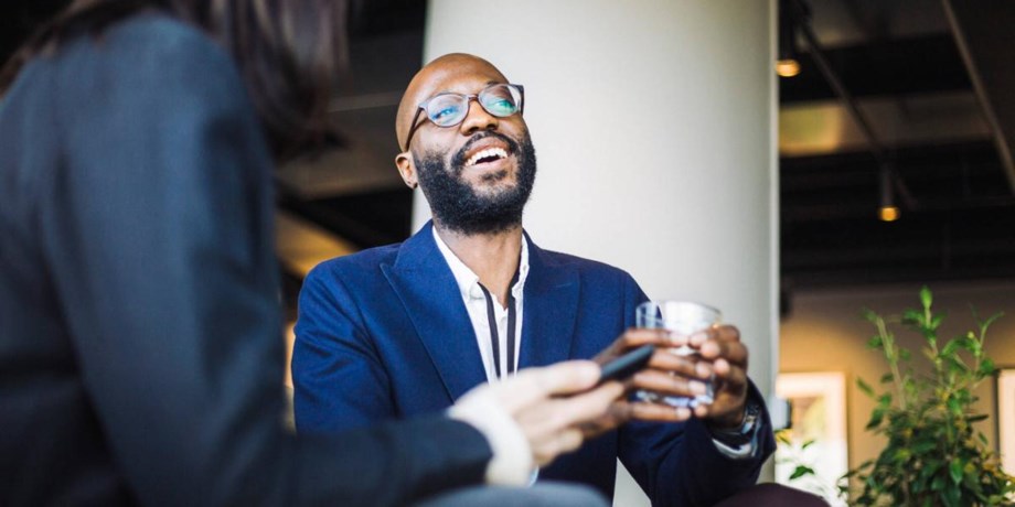 Två kollegor i samtal