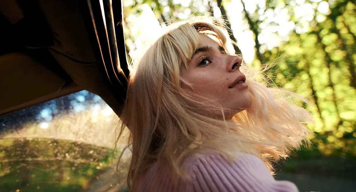 Tjej i 20-årsåldern funderar på privat pensionssparande.