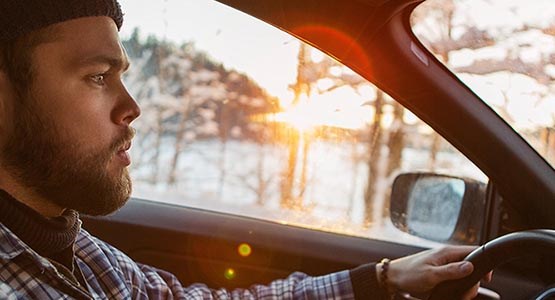 Man kör bil.