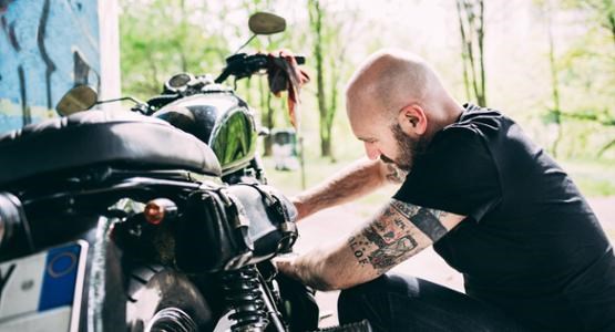 Man mekar med motorcykel.