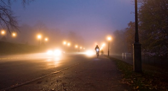 Cykel med lampa i mörker.