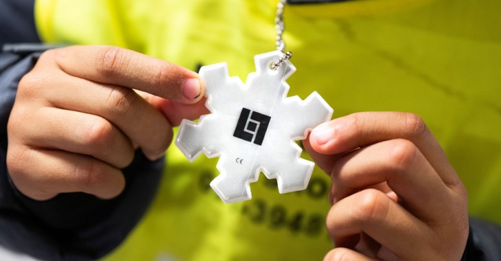 Ett par händer som håller i en reflex i ljuset.