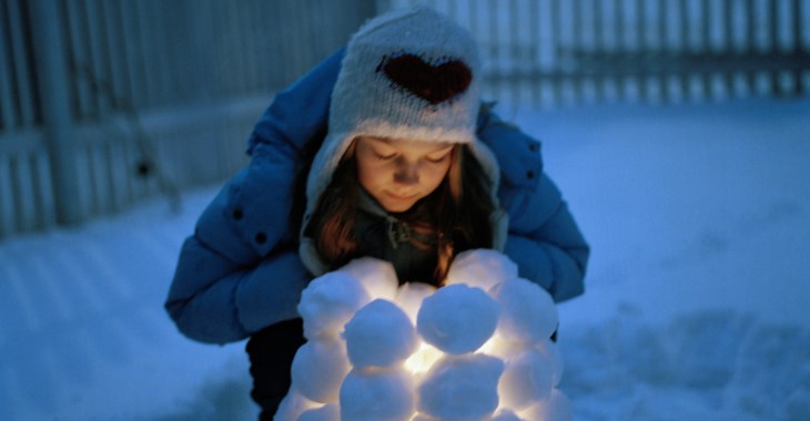 Barn med snölykta