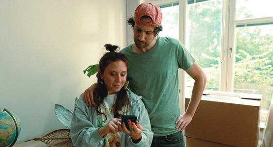 Par kollar ISK-konto tillsammans i mobilen.