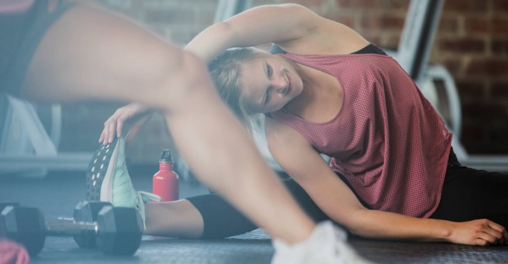 Några personer som stretchar efter ett träningspass.