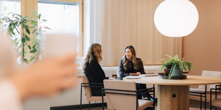 Foto av möte på kontor.