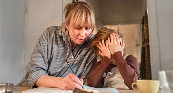 Kvinna som är hemma med ett hängigt barn.