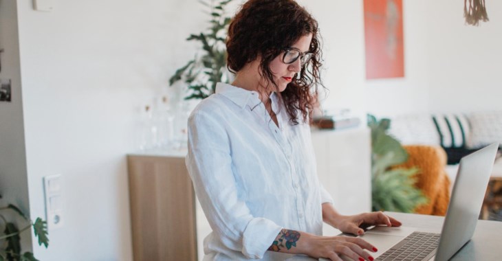 Kvinnor jobbar vid laptop