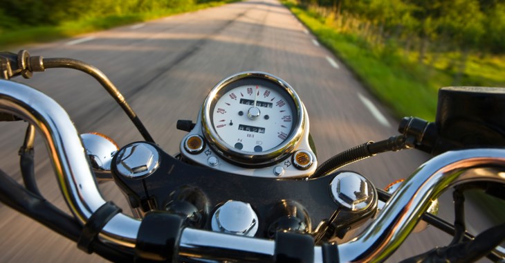 Körande motorcykel på en väg, foto