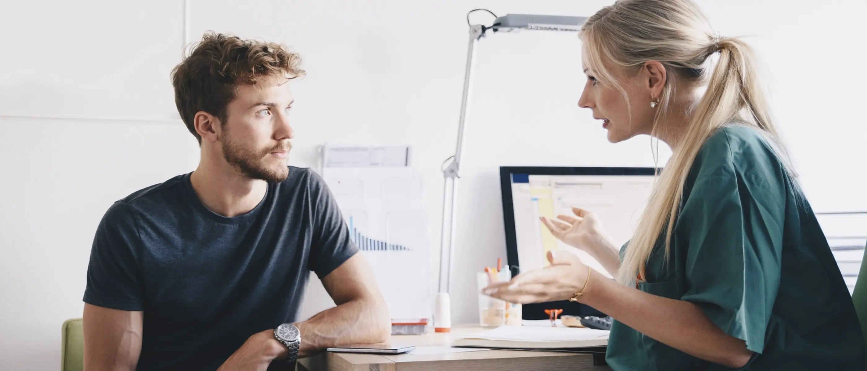 Patient och läkare i samtal.