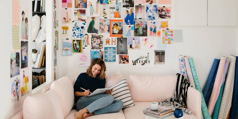 Kvinnlig företagare jobbar i soffan.