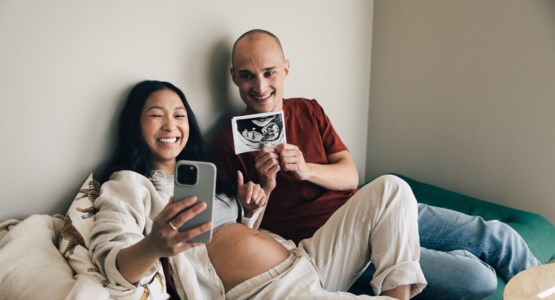 Sambos som provar barnvagn