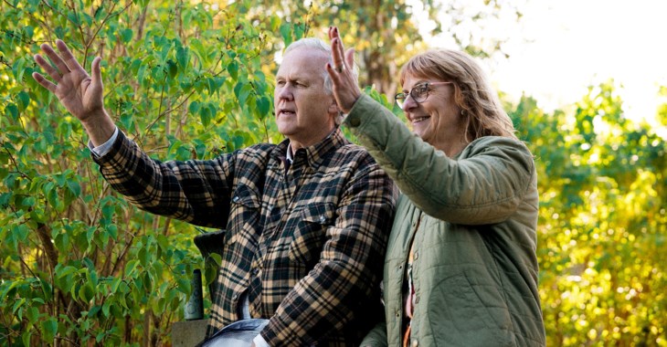 Äldre man i trädgårdsstol, foto.