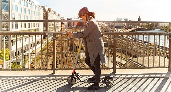 Tjej som åker elsparkcykel