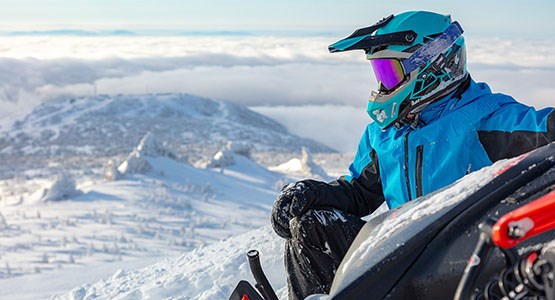 Skoteråkare i blå jacka.