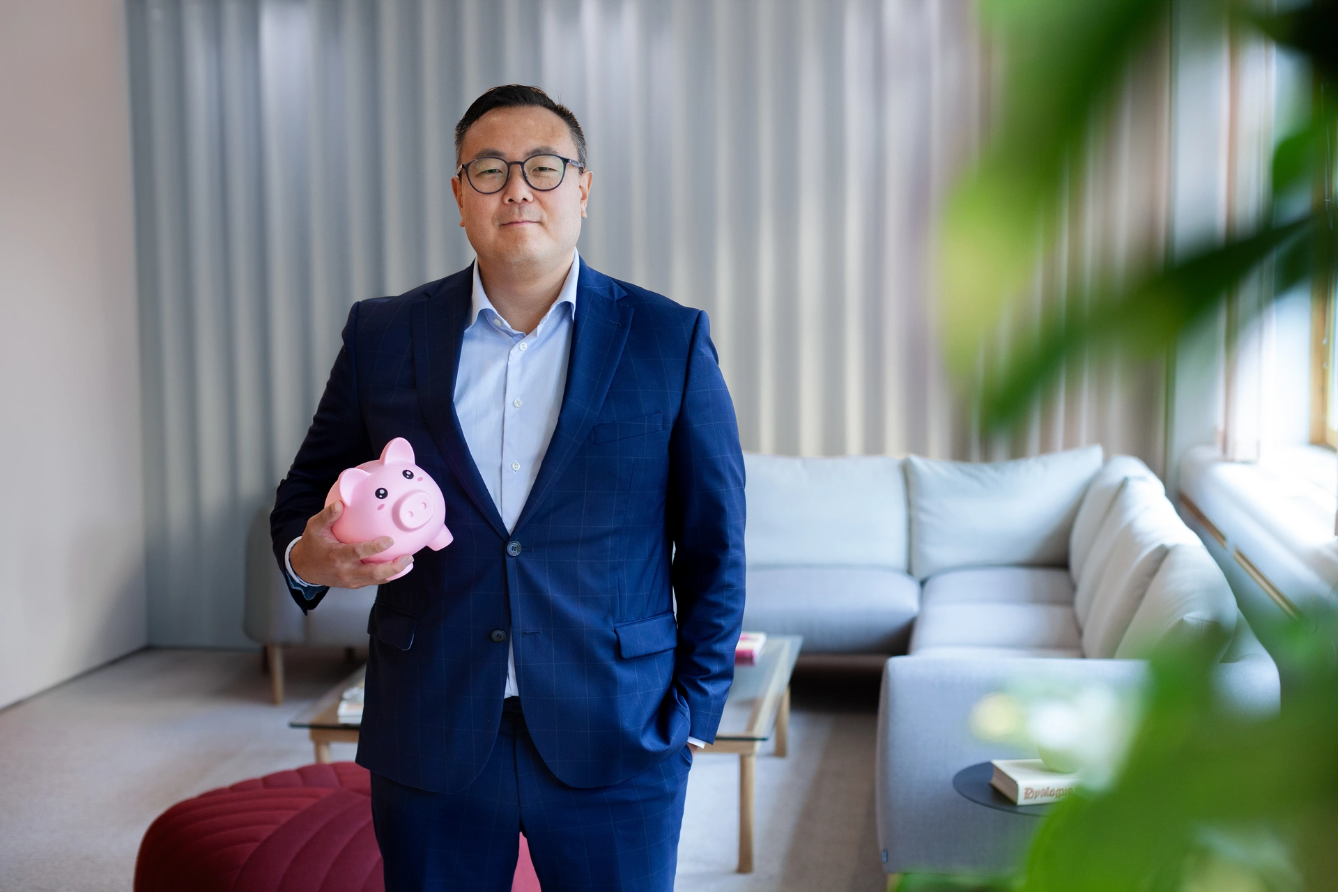 Pojke sitter på sin pappas axlar.