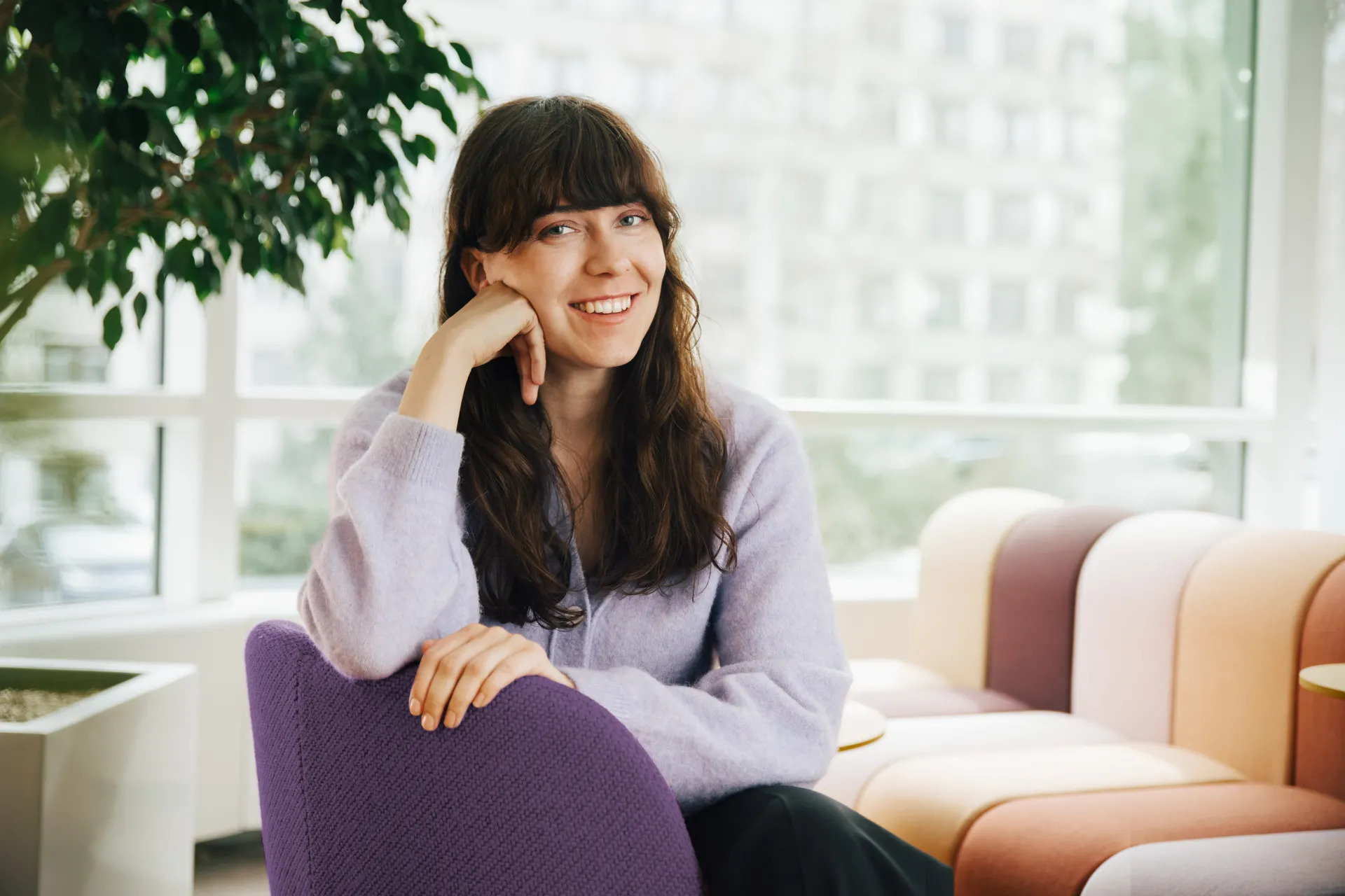 Glad kvinna som ser in i kameran.