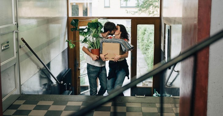 Foto på par som flyttar och behöver räkna på sitt bolån.