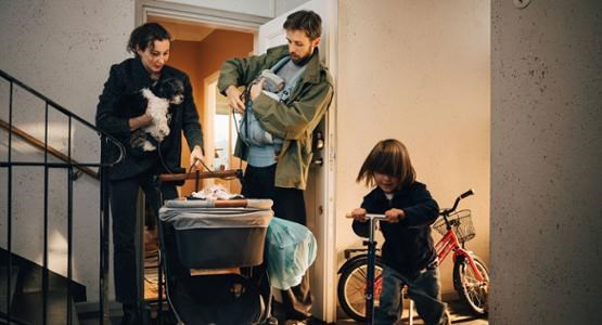 Familj påväg ut ur för trång lägenhet, de behöver ansöka om bolån.