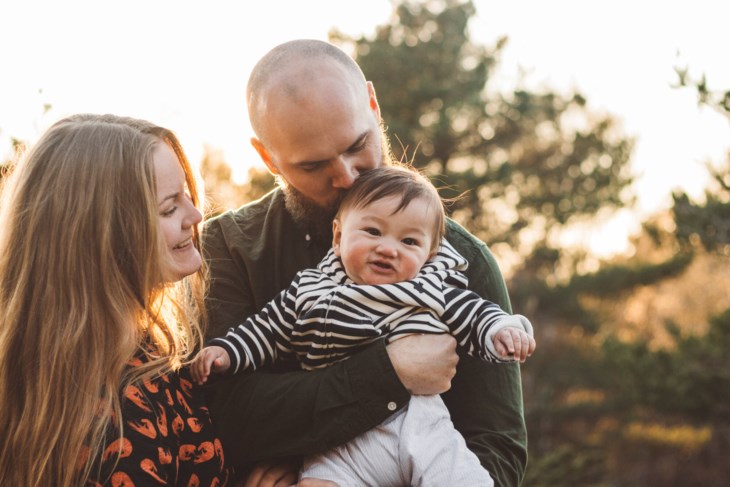 Foto av man, kvinna och ett litet barn .