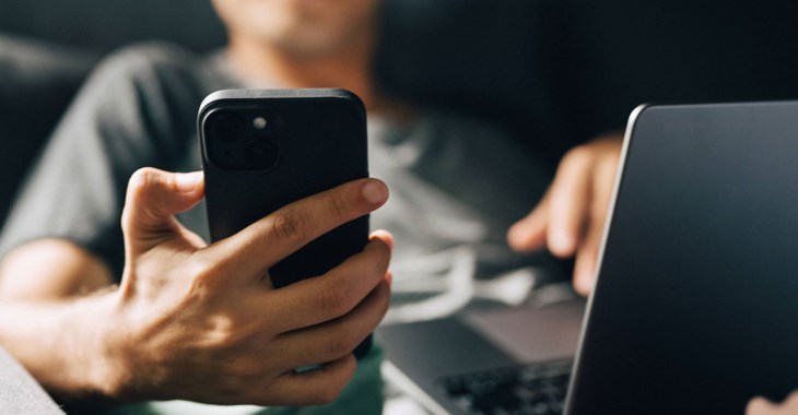 Person besöker Mina Sidor via laptop