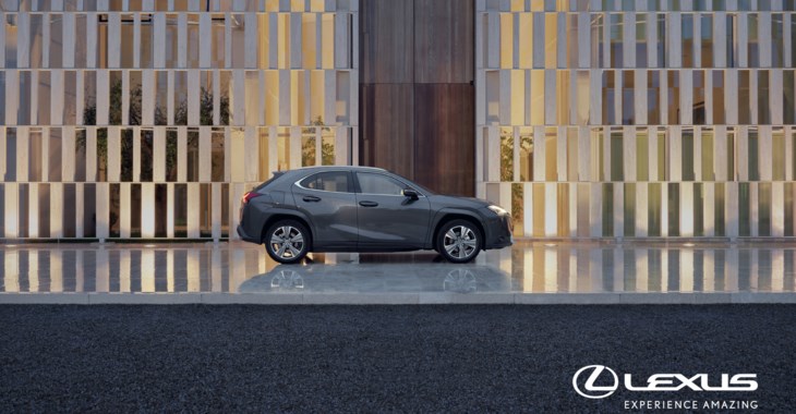 Lexus framför byggnad.