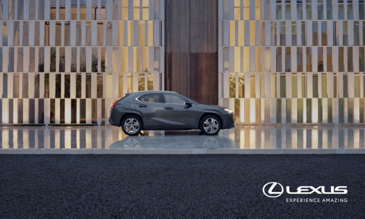 Lexus framför hus