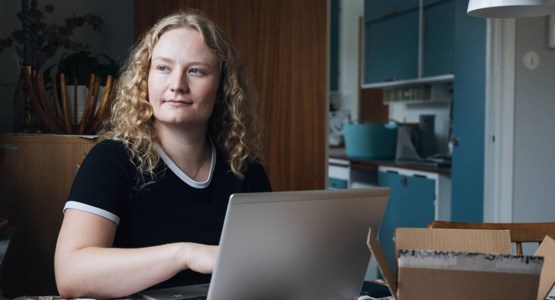 Kvinna arbetar vid laptop.