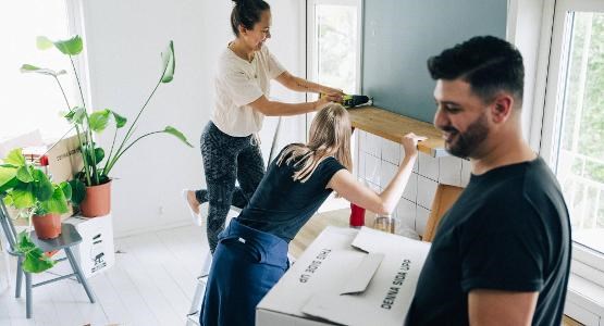 Unga människor som fixar i ny bostad