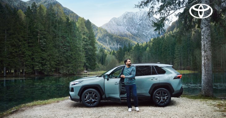 Vit Toyota i natten. 