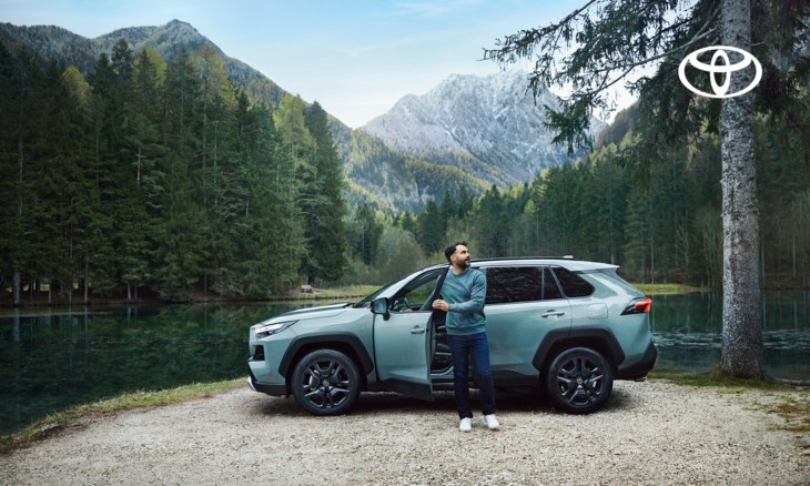 En man vid sin Toyota vid en sjö