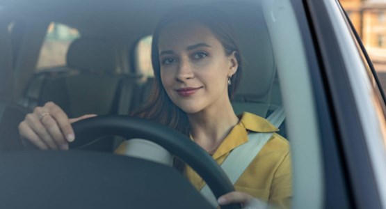 Kvinna kör bil.