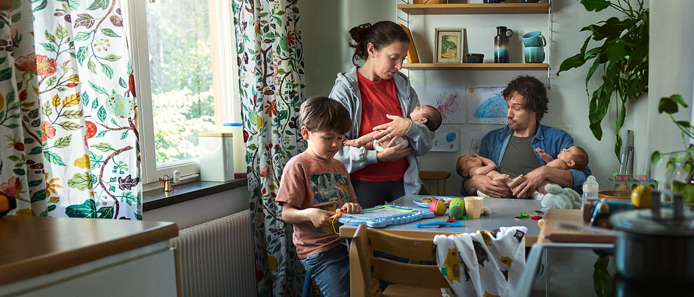 Barnfamilj som sitter i köket.