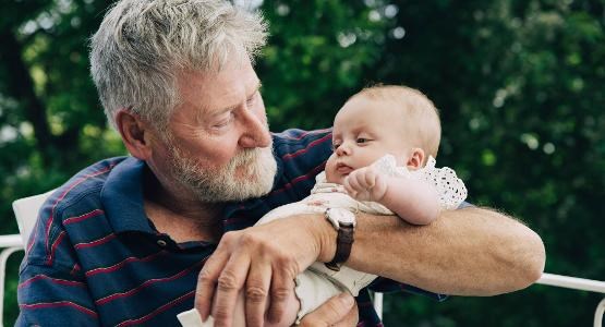 Morfar med sitt barnbarn