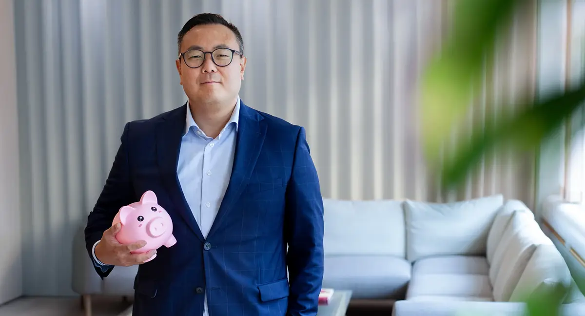 Stefan Westerberg, Länsförsäkringars privatekonom och talesperson i pensionsfrågor, håller i en spargris.