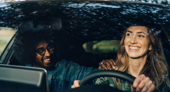 Par i bil som är helförsäkrad.