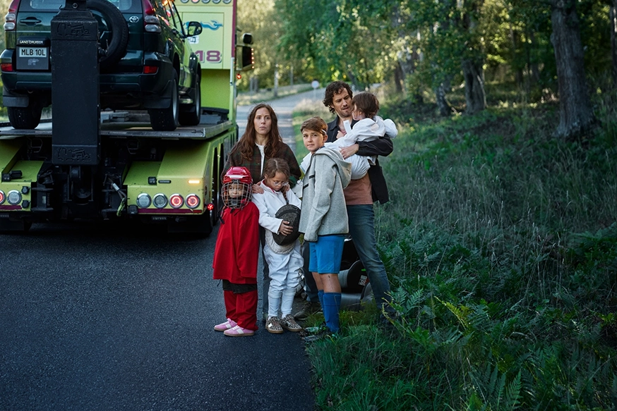 Familj står i väggren och får hjälp med bärgning.