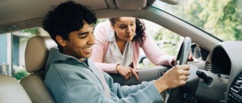 Ung kille sitter i bil.