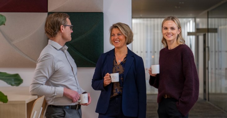 Medarbetare på lunchpromenad.