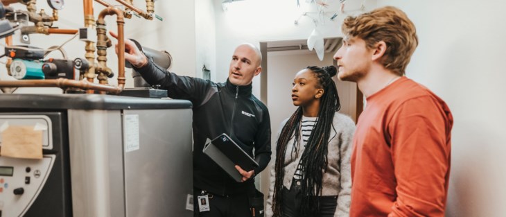 En besiktningsman utför besiktning i en privatvilla.