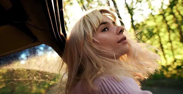 Tjej i 20-årsåldern funderar på pension.