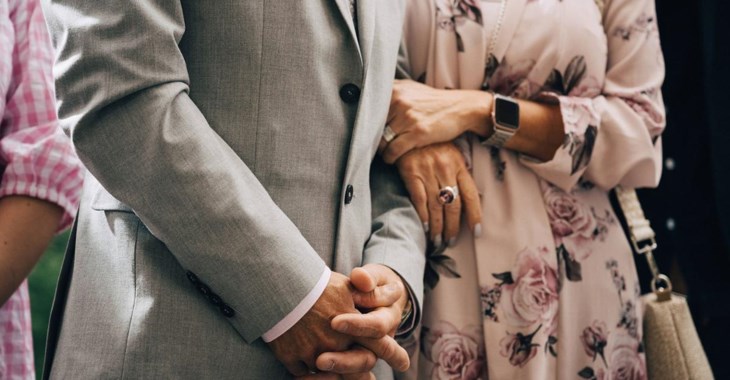 Bild på två äldre personer med livförsäkring som håller om varandra.