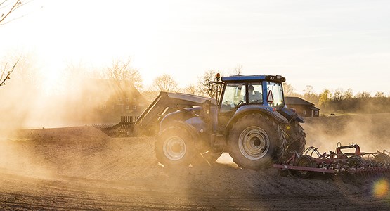 Man som sätter upp en dusch