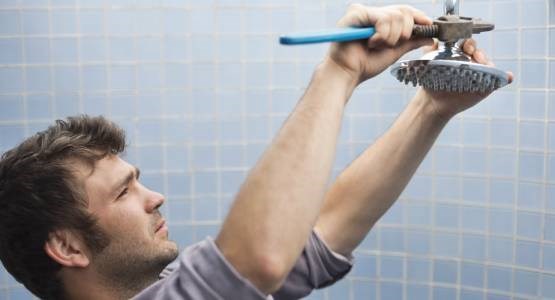 Man som sätter upp en dusch